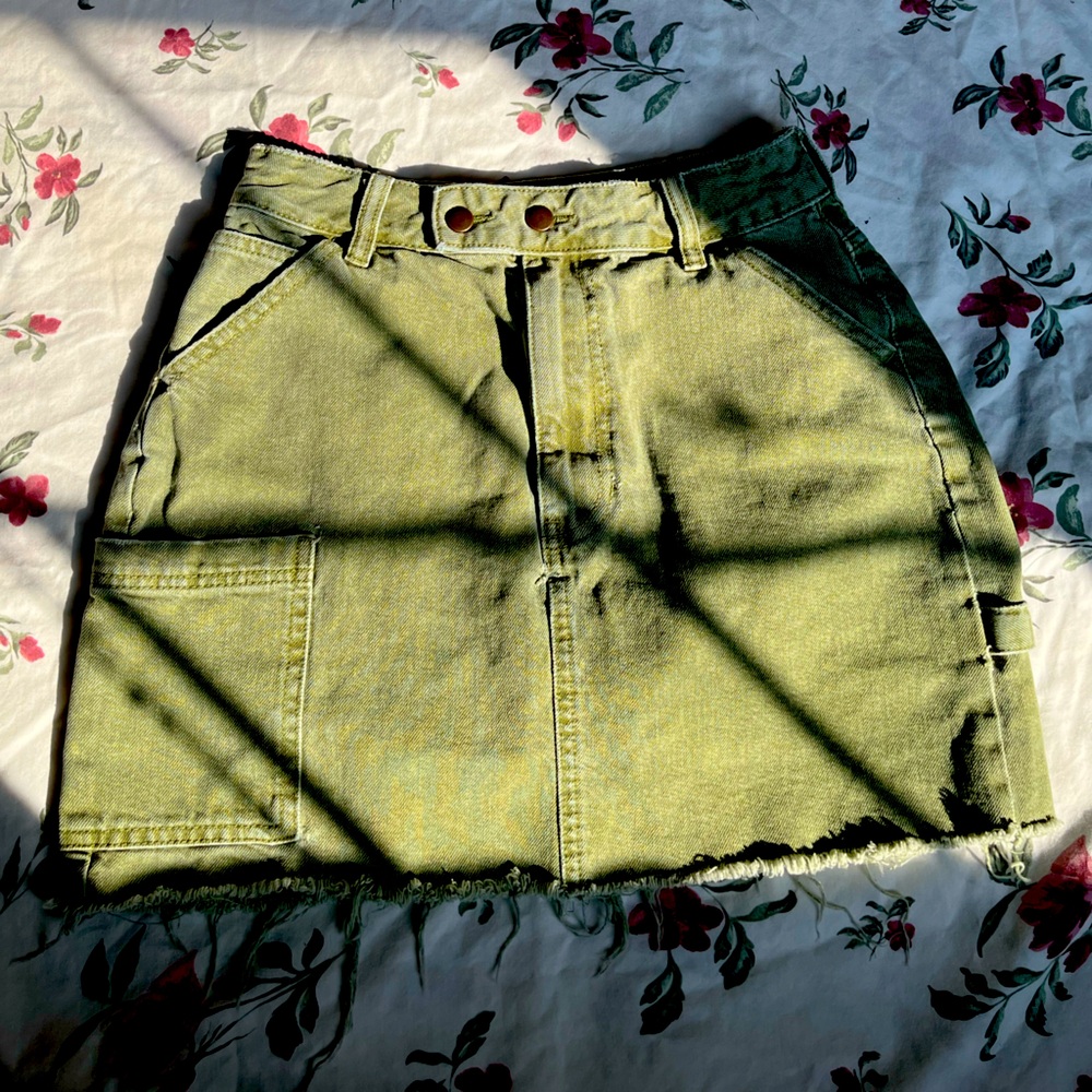 Pacsun denim cargo skirt in olive green. Size 27. Tight fitting/ body curving
